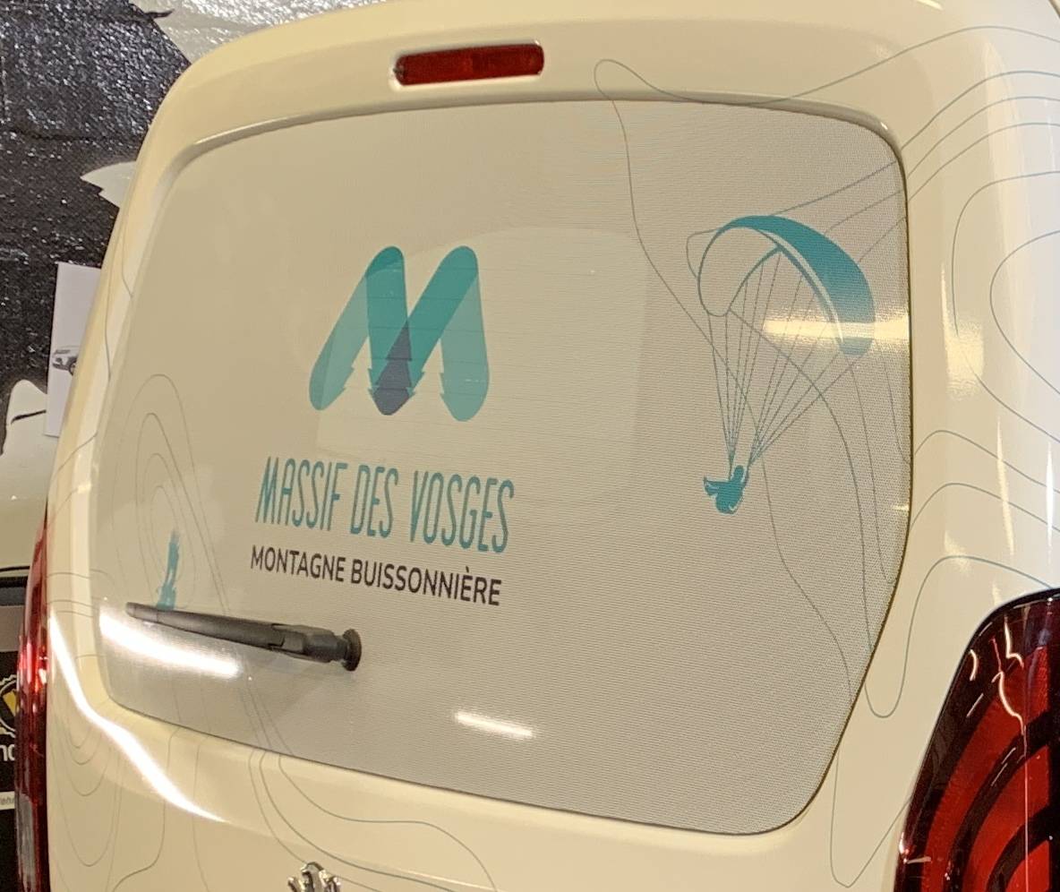 Marquage publicitaire sur véhicule pour une PME avec des matériaux résistants aux intempéries et un design personnalisé pour booster votre visibilité proche Mulhouse 68 et Belfort