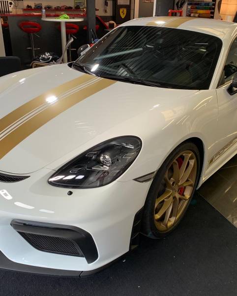 Covering personnalisé sur une Porsche 718 Cayman GT4 réalisé chez Comonéo à Strasbourg en Alsace