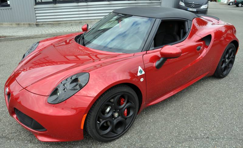 Covering en carbone sur une Alfa Romeo 4C réalisé chez Comonéo à Strasbourg Mundolsheim