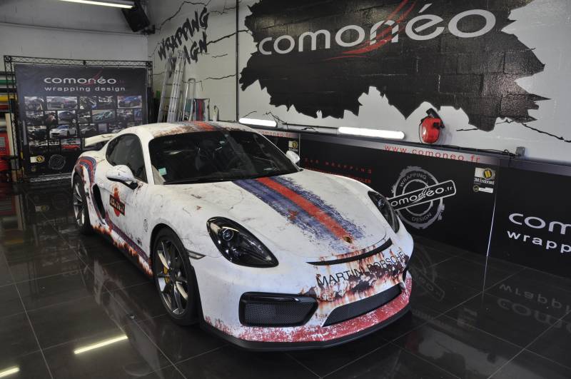 Covering Complet et personnalisé d'une impression Martini Rouillé sur une Porsche Cayman GT4 réalisé par Comonéo à Strasbourg en Alsace