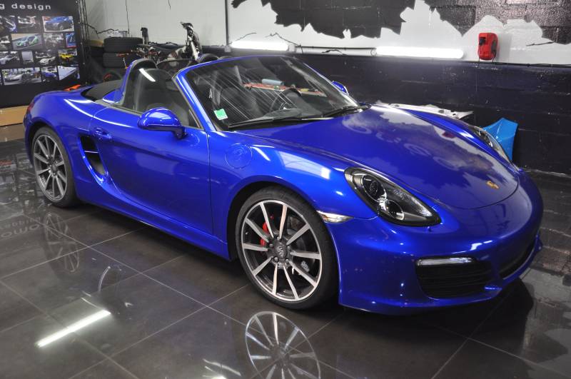 Wrapping complet en Bleu Brillant su une Porsche Boxster S réalisé chez Comonéo à Mundolsheim près de Strasbourg en Alsace