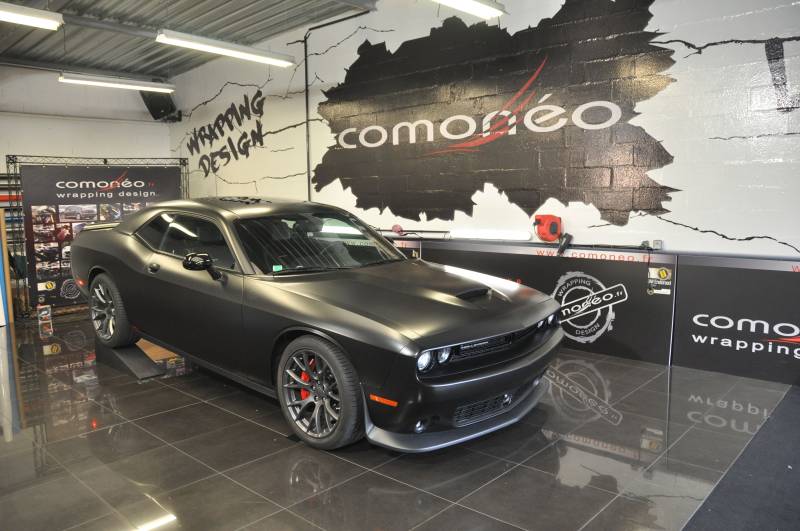 Wrapping complet d'une Dodge Challenger en noir satin réalisation par Comonéo à Strasbourg en Alsace