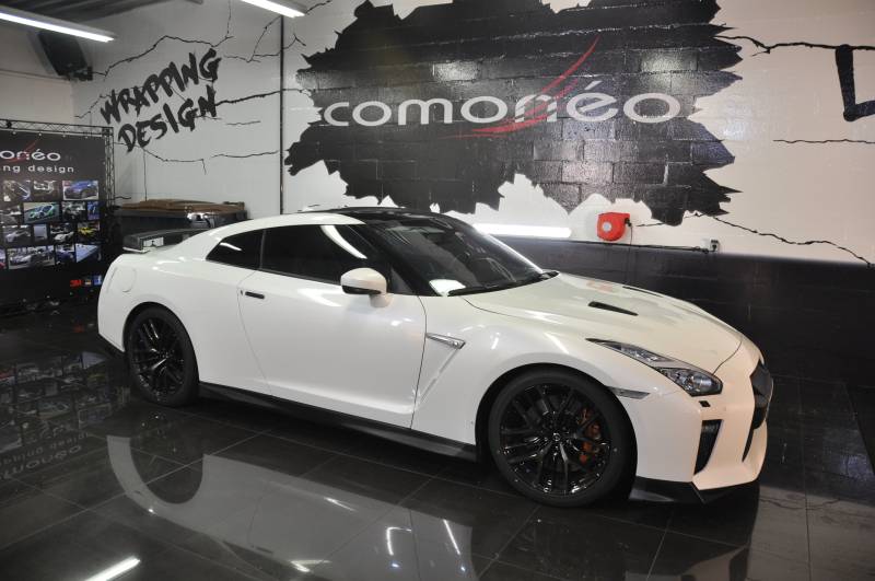 Covering personnalisé sur une Nissan GTR détail en carbone réalisé chez Comonéo à Mundolsheim près de Strasbourg