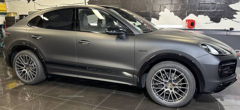 Covering complet sur mesure en Noir mat sur une Porsche Cayenne réalisé chez Comonéo à Mundolsheim près de Strasbourg et alentours