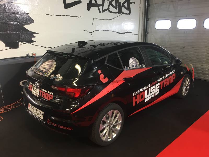 Marquage publicitaire en adhésif coulé sur une Opel Astra réalisé chez Comonéo à Mundolsheim près de Strasbourg en Alsace