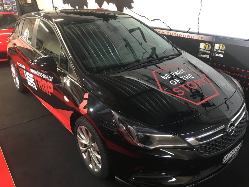Marquage publicitaire en adhésif coulé sur une Opel Astra réalisé chez Comonéo à Mundolsheim près de Strasbourg en Alsace
