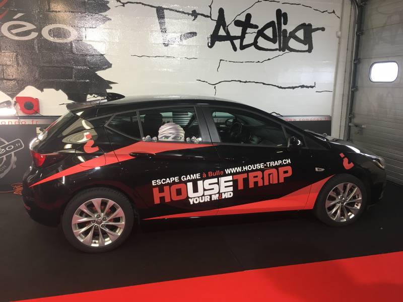 Marquage publicitaire en adhésif coulé sur une Opel Astra réalisé chez Comonéo à Mundolsheim près de Strasbourg en Alsace