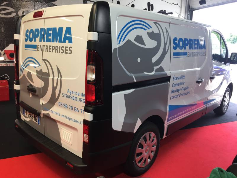 Marquage publicitaire sur un Renault Trafic réalisé chez Comonéo à Mundolsheim près de Strasbourg en Alsace
