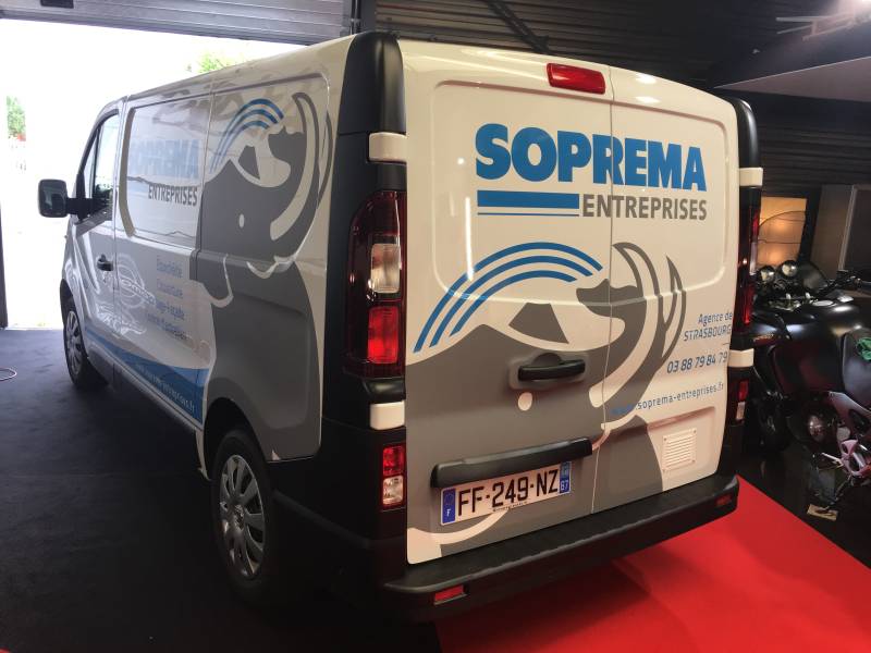 Marquage publicitaire sur un Renault Trafic réalisé chez Comonéo à Mundolsheim près de Strasbourg en Alsace