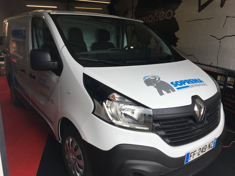 Marquage publicitaire sur un Renault Trafic réalisé chez Comonéo à Mundolsheim près de Strasbourg en Alsace