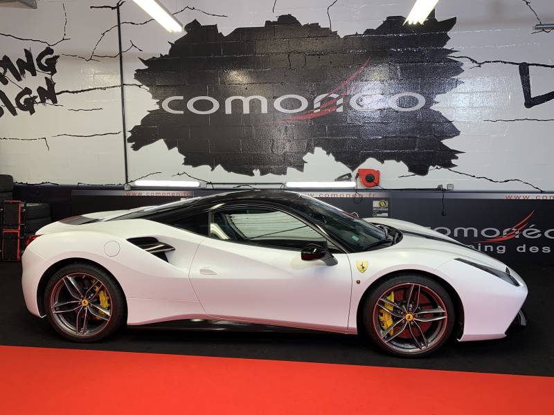 Covering complet sur une Ferrari 488 GTB en Blanc Mat avec détails Noir Brillant réalisé chez Comonéo à Mundolsheim près de Strasbourg en Alsace