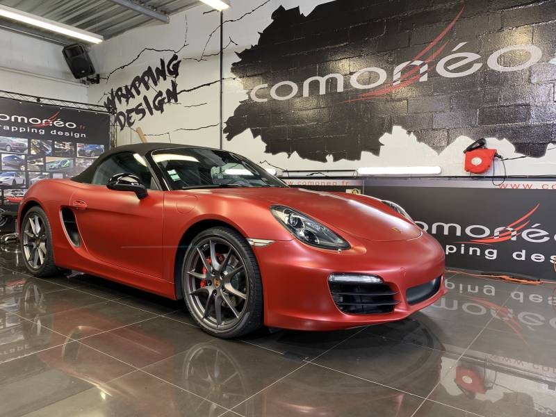 Wrapping complet Porsche Boxster rouge satin réalisé chez Comonéo à Strasbourg en Alsace