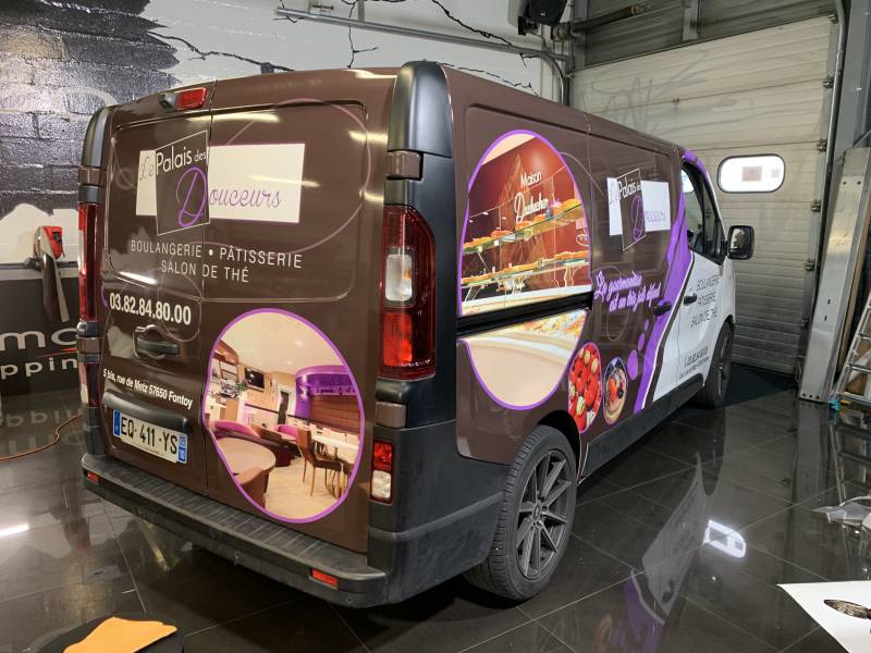 Semi-covering imprimé sur un Renault Trafic réalisé chez Comonéo à Mundolsheim près de Strasbourg e Alsace