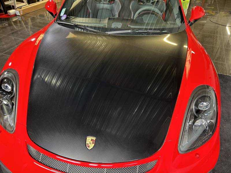 Protection de carrosserie PPF Film carbone sur une Porsche Cayman GT4 réalisé chez Comonéo à Mundolsheim près de Strasbourg