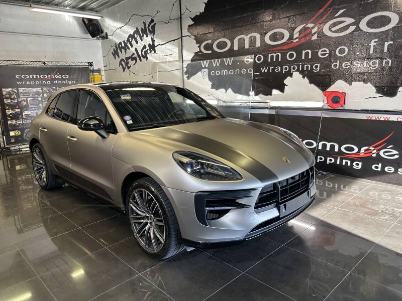 Wrapping complet sur une Porsche Macan en gris clair mat avec personnalisation réalisé chez Comonéo à Mundolsheim près de Strasbourg