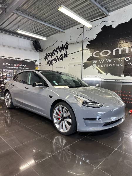 Wrapping complet d'une Tesla model 3 en gris nardo réalisé chez Comonéo à Mundolsheim près de Strasbourg