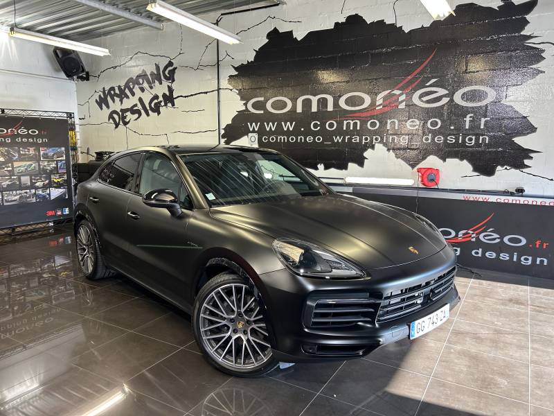 Wrapping complet noir satin d'une Porsche Cayenne Coupé réalisé chez Comonéo à Mundolsheim près de Strasbourg