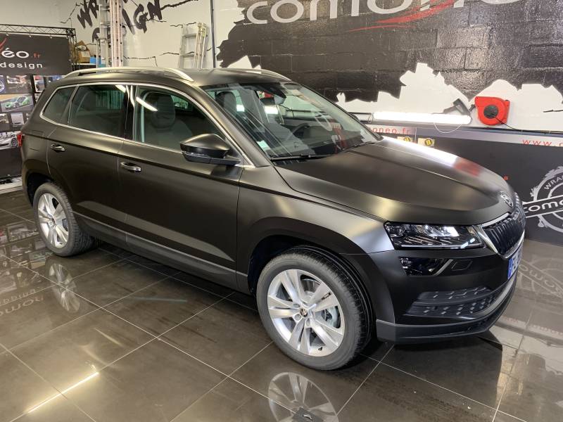 Covering complet en noir satin sur une Skoda Karoq réalisé par Comonéo à Mundolsheim près de Strasbourg
