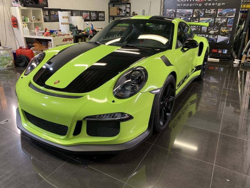 Covering complet Porsche GT3 RS en vert brillant et noir brillant réalisé par Comonéo à Strasbourg en Alsace