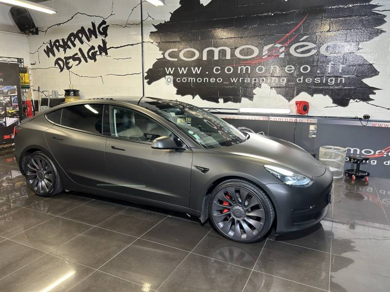 Covering complet sur une Tesla Model 3 en noir mat réalisation par Comonéo à Mundolsheim près de Strasbourg