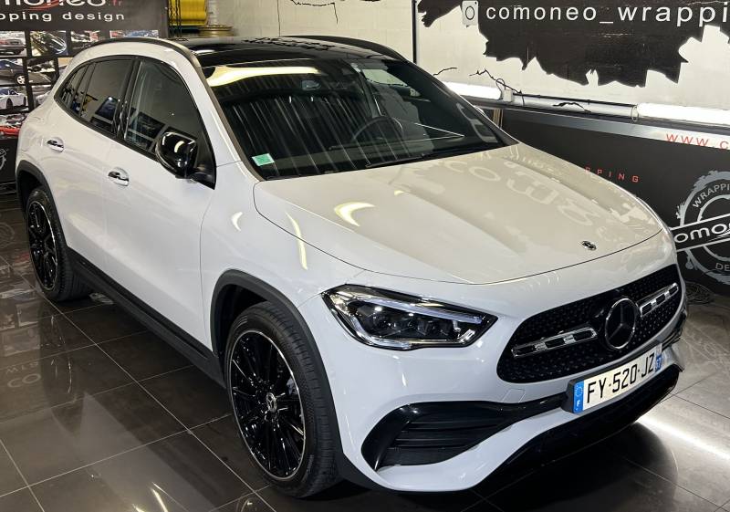 Covering Complet en Gris Craie Ultra Gloss avec Détails Noir Brillant sur Mercedes GLA réalisé chez Comonéo à Mundolsheim près de Strasbourg