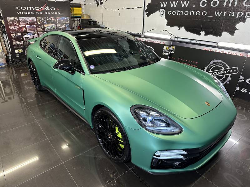 Covering complet en Vert Mat sur une Porsche Panamera réalisation par Comonéo à Strasbourg en Alsace