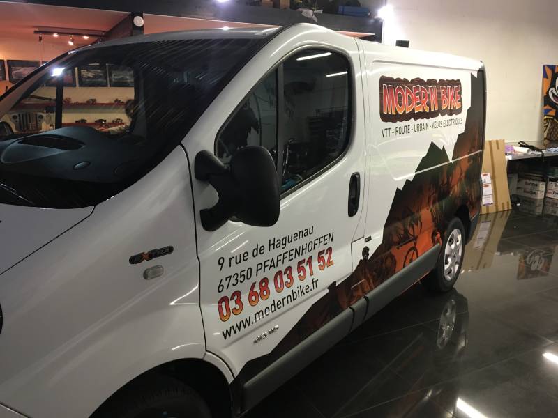 Semi-covering imprimé sur un Renault Trafic réalisé chez Comonéo à Mundolsheim près de Strasbourg en Alsace