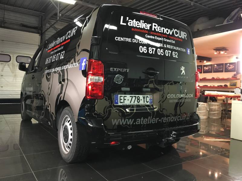 Marquage publicitaire sur un Peugeot Expert réalisé chez Comoéno à Mundolsheim près de Strasbourg en Alsace