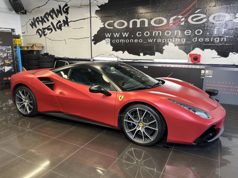 Wrapping complet sur une Ferrari 488 GTB rouge mat et noir satin réalisé chez Comonéo à Mundolsheim près de Strasbourg