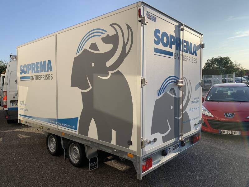 Marquage publicitaire sur une remorque réalisé chez Comonéo à Mundolsheim près de Strasbourg en Alsace