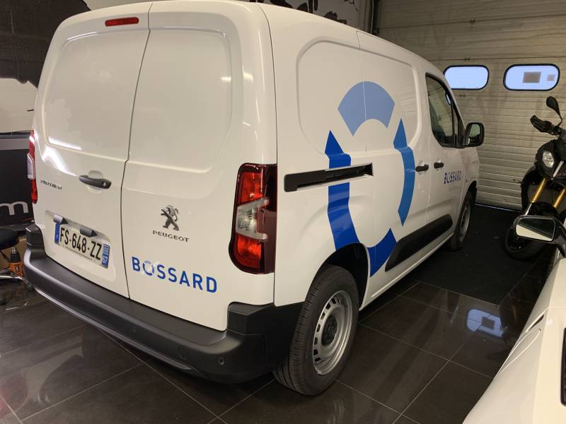 Marquage publicitaire sur une Peugeot Partner réalisé chez Comonéo à Mundolsheim près de Strasbourg en Alsace
