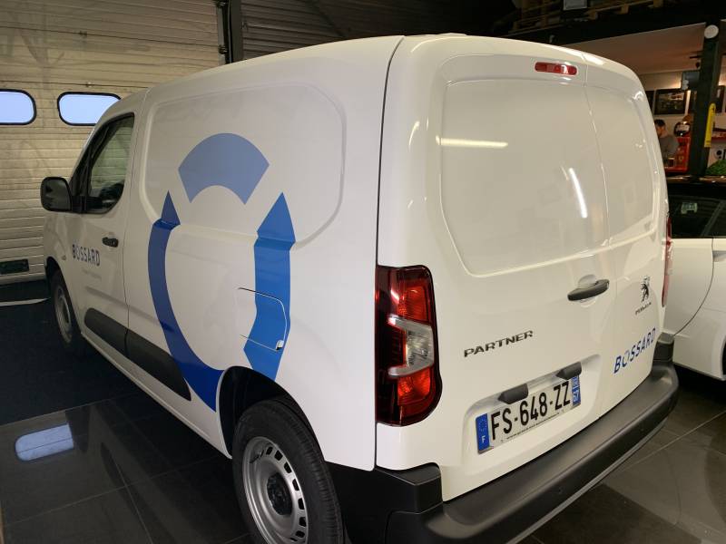 Marquage publicitaire sur une Peugeot Partner réalisé chez Comonéo à Mundolsheim près de Strasbourg en Alsace