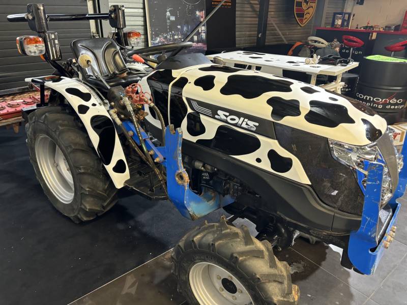 Covering personnalisé d'un tracteur Solis en blanc satin et noir brillant réalisé chez Comonéo à Mundolsheim près de Strasbourg