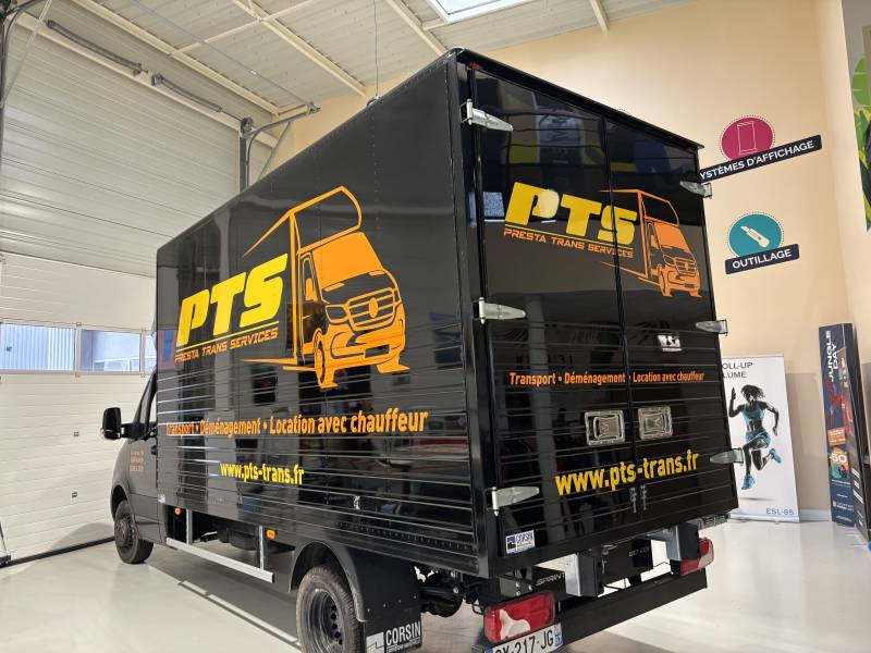 Marquage publicitaire sur Mercedes Sprinter 3 réalisé chez Comonéo à Mundosheim près de Strasbourg en Alsace