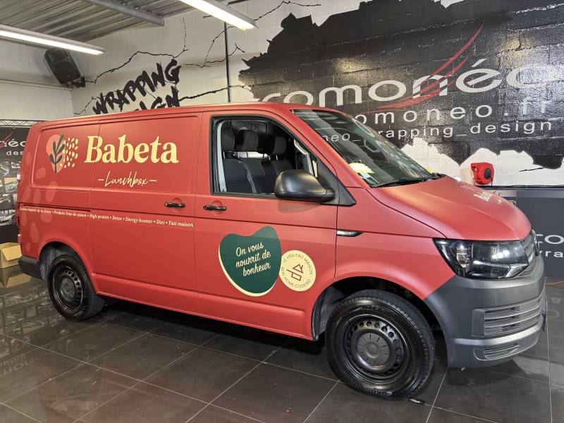 Covering complet imprimé publicitaire sur une Volkswagen Transporter réalisation par Comonéo à Mundolsheim près de Strasbourg en Alsace
