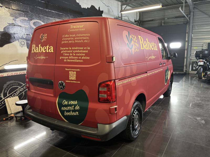 Covering complet imprimé publicitaire sur une Volkswagen Transporter réalisation par Comonéo à Mundolsheim près de Strasbourg en Alsace
