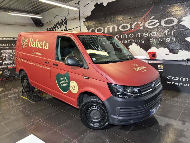 Covering complet imprimé publicitaire sur une Volkswagen Transporter réalisation par Comonéo à Mundolsheim près de Strasbourg en Alsace