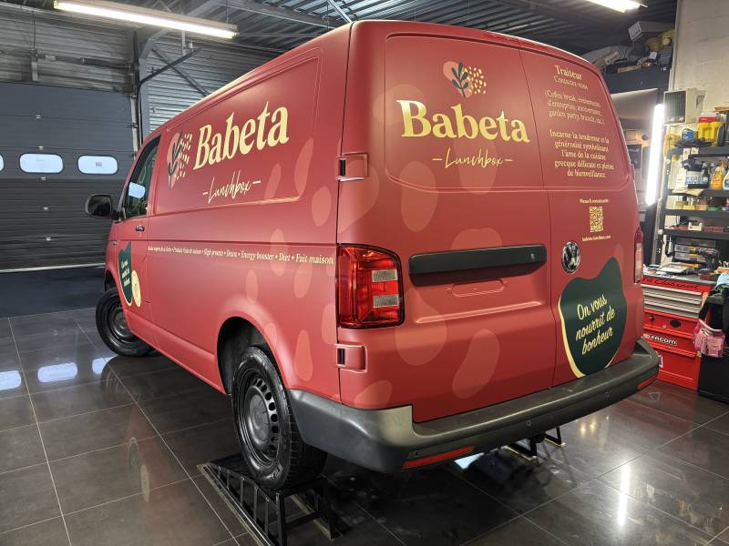 Covering complet imprimé publicitaire sur une Volkswagen Transporter réalisation par Comonéo à Mundolsheim près de Strasbourg en Alsace