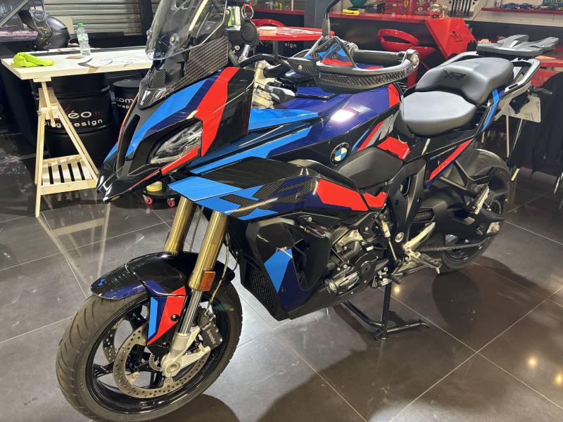 Personnalisation d'un kit déco pour une moto BMW S1000XR réalisé chez Comonéo à Mundolsheim près de Strasbourg en Alsace