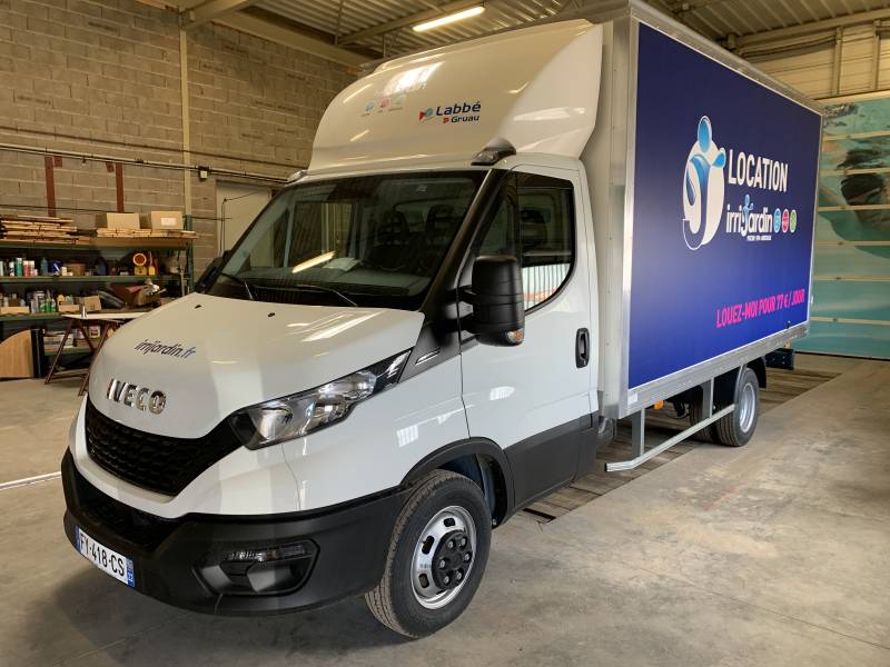 Covering imprimé publicitaire sur un Iveco 20m3 réalisé chez Comonéo à Mundolsheim près de Strasbourg en Alsace