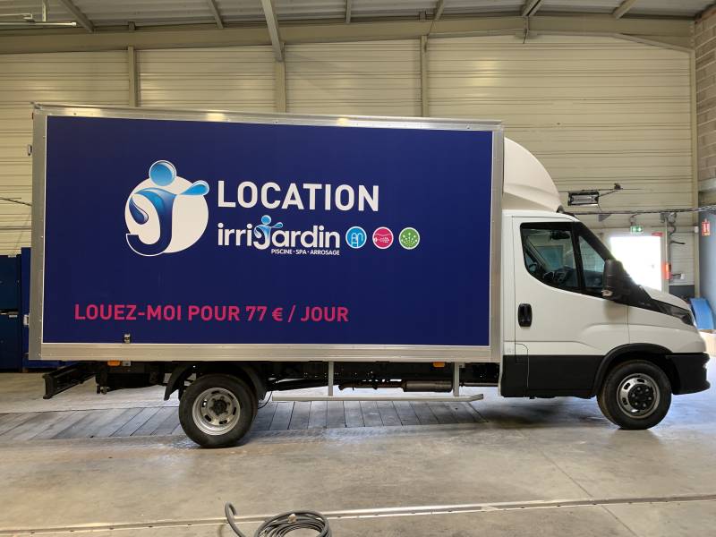 Covering imprimé publicitaire sur un Iveco 20m3 réalisé chez Comonéo à Mundolsheim près de Strasbourg en Alsace