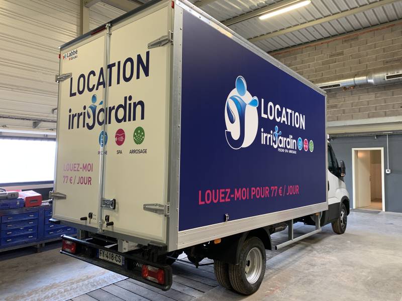 Covering imprimé publicitaire sur un Iveco 20m3 réalisé chez Comonéo à Mundolsheim près de Strasbourg en Alsace