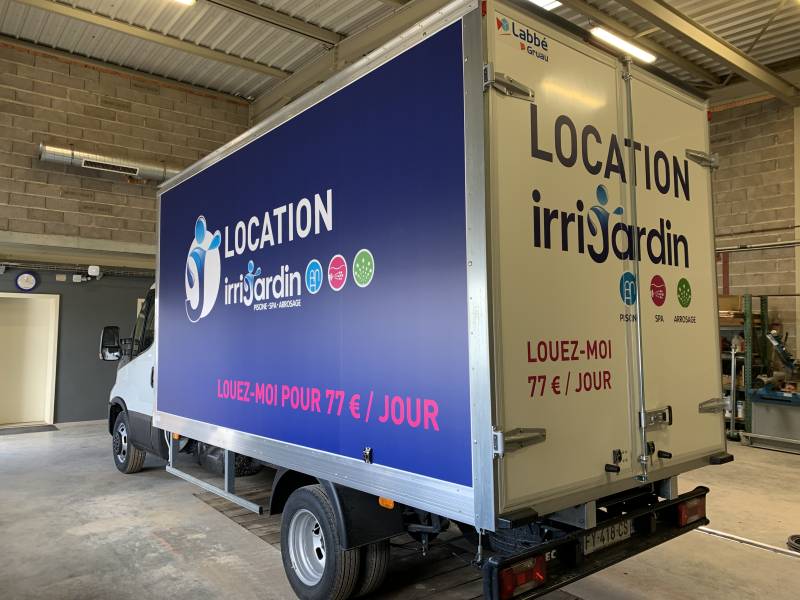 Covering imprimé publicitaire sur un Iveco 20m3 réalisé chez Comonéo à Mundolsheim près de Strasbourg en Alsace