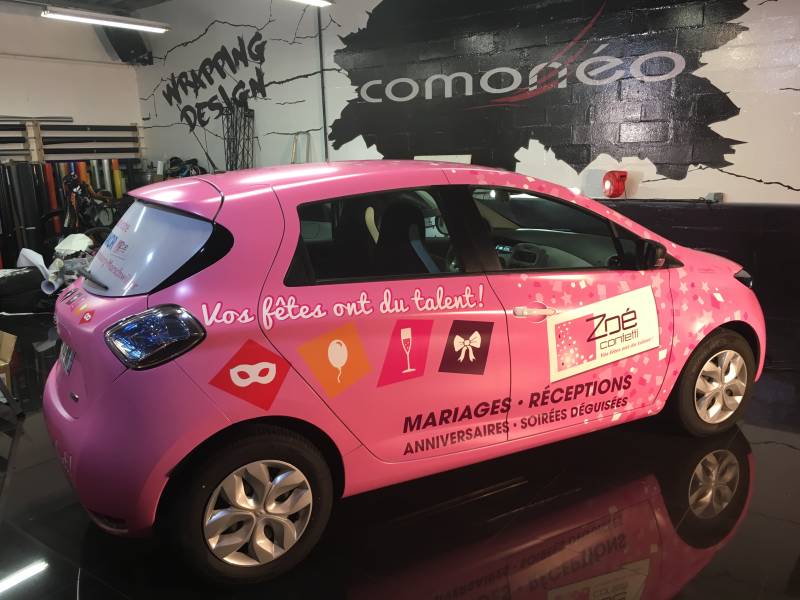 Covering complet publicitaire sur une Renault Zoé en rose mat réalisation Comonéo à Mundolsheim près de Strasbourg en Alsace