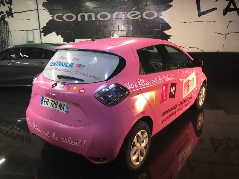 Covering complet publicitaire sur une Renault Zoé en rose mat réalisation Comonéo à Mundolsheim près de Strasbourg en Alsace