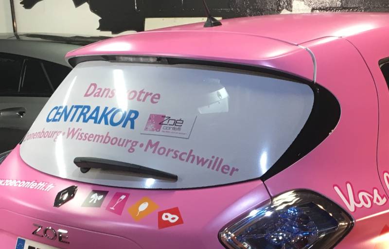 Adhésifs micro-perforés (one way) : visuels publicitaires visibles de l’extérieur et discrets de l’intérieur avec Comonéo à Mundolsheim