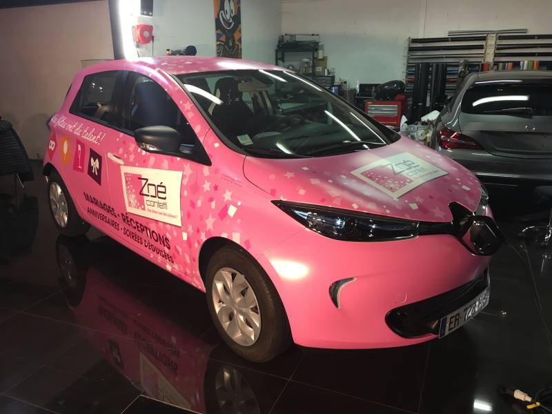 Covering complet publicitaire sur une Renault Zoé en rose mat réalisation Comonéo à Mundolsheim près de Strasbourg en Alsace