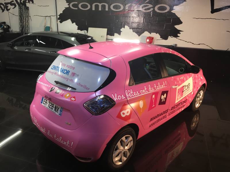 Covering complet publicitaire sur une Renault Zoé en rose mat réalisation Comonéo à Mundolsheim près de Strasbourg en Alsace