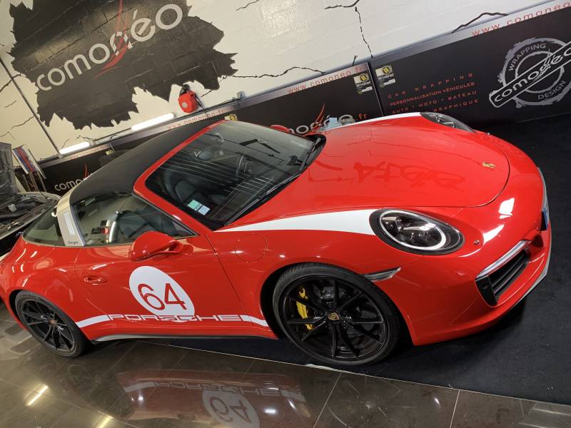 Personnalisation d'un kit déco Héritage sur une Porsche 991 Targa réalisé chez Comonéo à Mundolsheim près de Strasbourg