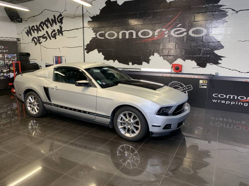 Wrapping complet en gris Métal Brossé sur une Ford Mustang réalisé chez Comonéo à Mundolsheim près de Strasbourg en Alsace